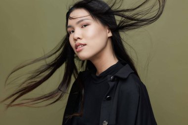 Güzel bir yüz portresi güzel bir siyahi kadınlık uzun bir güzellik salonu Asyalı saç modeli çekici bir Japon saç modeli kozmetik kızı.