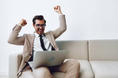 Çevrimiçi genç adam kanepe ağı teknolojisini ev sahibi olarak görüyor. Milenyum video işi. Ev işi.