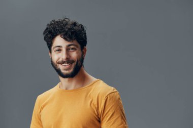 Beyaz tenli, çekici, kendine güvenen, havalı bir gülümseme portresiyle yüzleşti.