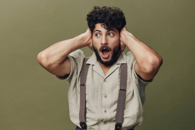 Adam yetişkin model stüdyo yakışıklı genç duygusal altyapı komik beyaz yüz ifadesi mutlu çekici çılgın portre adam