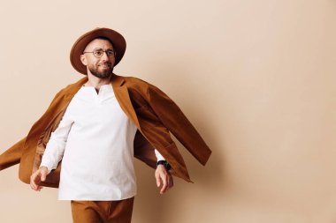 Çekici bir adam duvarda genç mutlu arka plan portresi yakışıklı rahat yüz ifadesi ceket havalı erkek izole erkek stili şık moda