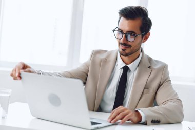 Yetişkin masası görünümlü erkekler iş sahibi beyaz insan ofis işadamı iş adamı pozitif iş yeri kutlama çalışanı laptop kazananı teknoloji mutlu başarı