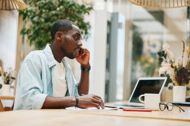 Teknoloji adamı yönetici modern laptop iş adamı genç yaşam tarzı işyeri bilgisayar işgali profesyonel iş dünyası siyahi ofis erkek girişimcisi