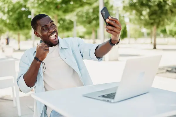 Adamı Iletişimi Gülümsemesi Yetişkin Telefon Teknolojisi Kablosuz Modern Dizüstü Bilgisayar — Stok fotoğraf