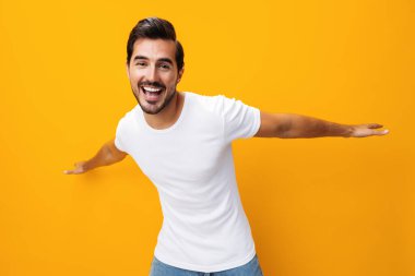 Uzay adamı kıyafetleri sarı günlük beyaz model stüdyo boş görünüm yaşam tarzı ön gülümseme tişört izole gömlek arka plan tasviri portre