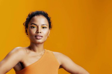 Kadın makyajı gülümseme stüdyosu yaratıcı etnik renkli yüz portresi afrikalı güzellik fotokopi modeli pembe kozmetik güzel siyah