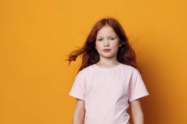 Üzgün kadın ifadesi mutsuz genç bayan kırmızı üzgün sorun Kafkas portresi küçük izole edilmiş bebek duyguları çocukluk dönemi çocukları sevimli insanlarla yüzleşiyor