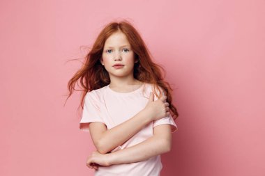 Kafkasya kökenli, genç, sorunlu, sevimli, güzel, kadın, beyaz, çocukluk çocuğu, duygusal, kıvırcık saçlı bir ifade.