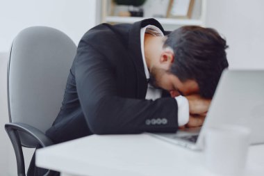 Defterin stresli ofiste oturduğunu düşünen adam yorgun iş bilgisayarı gözlükleri mutsuz masa başı işi, üzgün çalışan yetişkin bilgisayarlar veriyor.