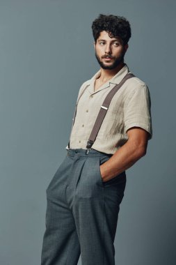 Tarz adamı çekici, yakışıklı, yetişkin, saç modelleri havalı, kafkas, stüdyo, arka plan, erkek, erkek, erkek, erkek, erkek, erkek, erkek.