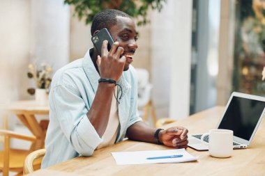 Kapalı mekanlarda modern sohbet işadamı iş yeri dizüstü bilgisayar girişimcisi erkek profesyonel iş adamı ofis müdürü iletişim teknolojisi yaşam tarzı masası yetişkin