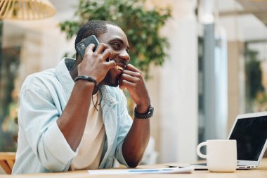 Bilgisayar teknolojisi genç konuşan telefon masası yaşam tarzı profesyonel dizüstü bilgisayar ofis iş adamı yetişkin iş telefonu