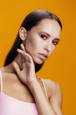 Renkli kadın stüdyo kızı yakın çekim makyaj arka plan ten kozmetik alan güzel model sarı göz saç portresi güzel makyaj yüzü gülüş saç stili