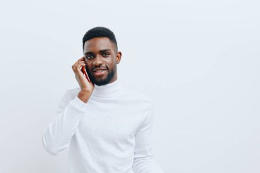 Teknoloji adamı reklam telefonu cihazı kara internet Afrikalı genç akıllı telefon afro mutlu siber uzay izole cep telefonu iş adamı gülümseme stüdyosu moda