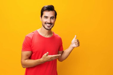 Portre adamı yaşam tarzı moda fotokopi alanı gülüş tarzı kol sarısı arka plan stüdyosu kendinden emin