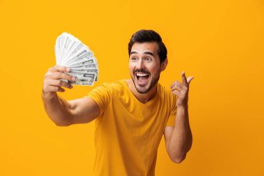 Adam nakit yatırımı sürpriz yatırım servetine kumarhane finansmanı gülen kredi tasarruf arka planda zengin kar bankası alışveriş sarı dolar mutluluk para başarı heyecan para el