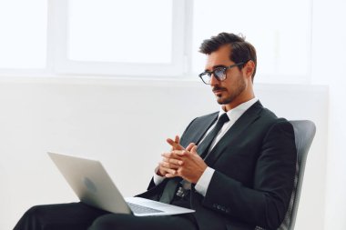 İş adamı, kazanma teknolojisini işaret ediyor. Mutlu dizüstü bilgisayar, yetişkin işyeri, internet, pozitif iş sahibi genç ofis başkanı.