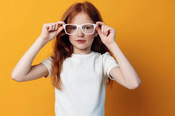 Dziewczyna Tło Twarz Dzieciństwo Dzieci Okulary Kaukaski Wygląd Mało Osoba — Zdjęcie stockowe