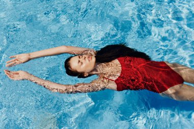 Mavi kadın, yüzer, güzel vücutlu, tatil, spor, havuz mayosu, beyaz mayo, genç kadın, bikini, yaz tatili, yaz tatili.