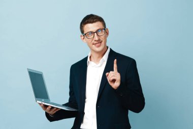 Kablosuz iş, kendine güvenen internet yöneticisi masa başı işçi gömleği kullanıyor. Gülümseyen dizüstü bilgisayar başarısı, zeki yönetici daktilo.