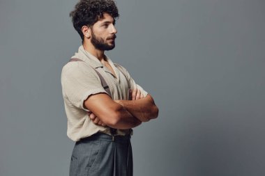 Erkek manken özgüveni gülümseyerek mutlu, poz veren sakallı adam yaşam tarzı portresi yalnız yakışıklı, yakışıklı, yetişkin stüdyo saçı.