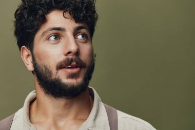 Beyaz tenli genç yüz stüdyosu gündelik yakışıklı erkek yaşam tarzı çekici yetişkin modası izole edilmiş beyaz erkek model özgüven arka plan sakallı kişi