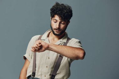 Yetişkin, havalı moda portresi çocuğu mutlu, yakışıklı, yakışıklı, neşeli, soyutlanmış, kendine güvenen, genç, çekici erkek arka plan modeli.