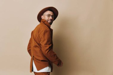 Gülücük sakallı, yakışıklı, modern arka plan. Kafkasyalı, beyaz, güneş gözlüklü, mutlu insan gözlükleri. Arka planda, çekici, modaya uygun, gündelik, genç, modaya uygun erkekler.