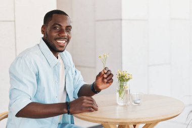 Mutlu adam mutlu erkek afro portresi sıradan mutluluk yetişkin Afrikalı yaşam tarzı siyah gülümseme Amerikalı yakışıklı genç adam