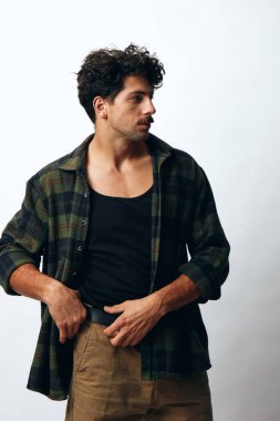 Fotokopi çeken adam, moda damalı mutlu arka plan izole gömlek, hippi yakışıklı beyaz moda genç tarz gülümseme