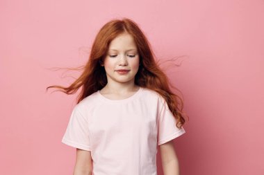 Genç kadın, beyaz çocuk arka plan, kadın dışavurum kız, küçük portre, yüz kılları, çocukluk, beyaz stüdyo.