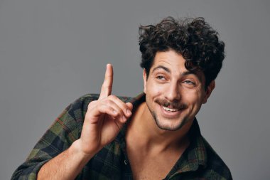 Yakışıklı adam yüzü, gri günlük portre, beyaz saç, modaya uygun gülümseme, çekici stüdyo fotokopi stüdyosu, mutlu jest tarzı hipster pozitifliği.
