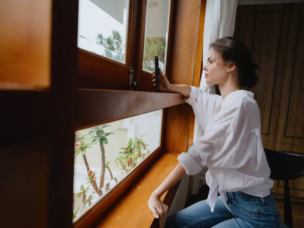 Vacker Kvinna Med Telefon Handen Sitter Vid Fönstret Med Träram — Stockfoto
