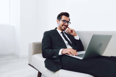 Dizüstü bilgisayar işi genç girişimci ev portresi iletişim kanepesi çevrimiçi kanepe ağlarına bakıyor gülümseyen video oturuyor mutlu erkek çekici profesyonel arıyor