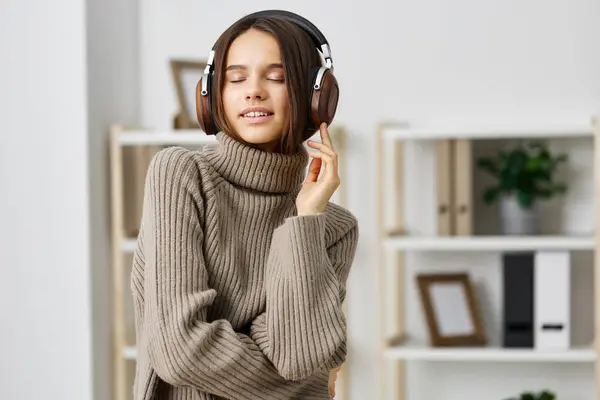 Senhora Mulher Online Caucasiano Melodia Fones Ouvido Áudio Interior Quarto — Fotografia de Stock