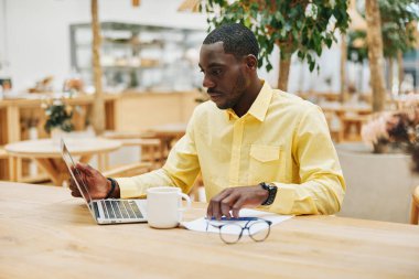 İnsan bilgisayarı genç Afrikalı dizüstü bilgisayar yetişkin iş adamı siyah erkek teknoloji adamı portre insan yaşam tarzı girişimci iş adamı