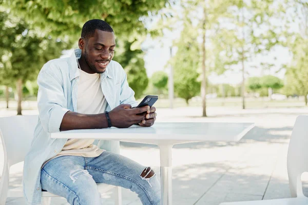 Akıllı Adam Dışarıda Cep Telefonu Kullanıyor Akıllı Telefon Teknolojisi Açık — Stok fotoğraf