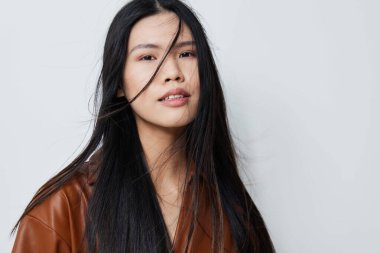 Kadın model, zarif, Asyalı, uzun, sevimli, güzel, kozmetik bir kuaför, Koreli, çekici, çekici, kadınsı, siyah, bej rengi saçlar.