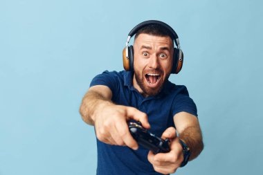 Video oyunu oynamak eğlenceli teknoloji bağımlılığı eğlence oyuncusu eğlence oyunu oyunu kontrol yaşam tarzı portresi genç yetişkin adam arka plan ifadesi joystick kulaklık