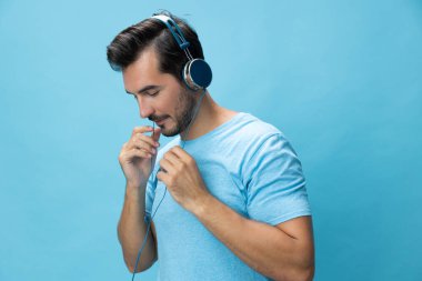 Duygu adamı yaşam tarzı mavi şarkı stüdyosu mutlu portre kes kulaklığı dinle müzik dinle fotokopici çocuk eğlenceli tişört keyfi konuşuyor