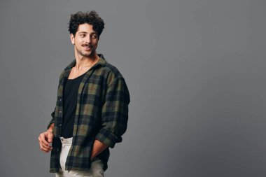 Moda adamı mutlu portre mutlu gülümseme hipster erkek ifade İspanyol model kareli adam moda genç gömlek doğal doğal doğal görünüş yakışıklı bir kopya alan