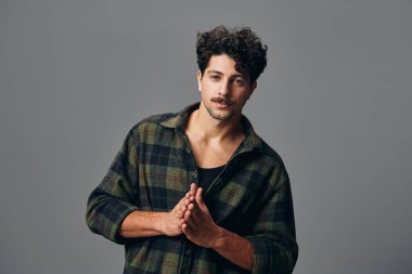 Erkek adam yüzü olgun görünüyor modern moda portresi moda moda moda moda moda moda eğlenceli mutluluk yakışıklı duygu gülümsemesi kopyacı hippi