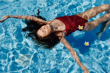 Su altında tatil yapan bikinili kadın, kadın, ıslak vücut, su yaz yaşam tarzı, yüzme, tatil, mavi dinlenme.