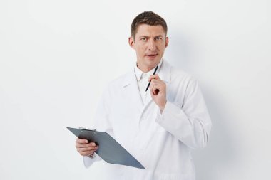 Reçeteli reçeteli reçeteli yetişkin erkekler için laboratuvar hekimi üniforma teşhisi pratisyen hekim doktor doktor doktor ciddi steteskop yazma meslek uzmanlığı pano mesleği