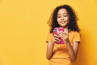 Çocukluk çağındaki kadın çocuk mobil küçük saç teli arka plan çocuk cep telefonu model cep telefonu genç kadın güzel mesaj hücresi çevrimiçi küçük kız telefon kızı