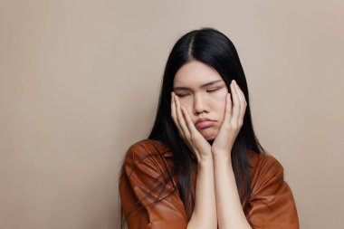 Kadın kız seksi uzun moda Asyalı zarif sevimli saç çekici portre salonu kadınlık kozmetik koreli çekici bej rengi siyah yüz kılı.