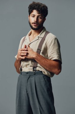 Yakışıklı erkek tişörtlü, kendine güvenen erkek saç stili model havalı iş portresi çekici, şık, beyaz sakallı, yetişkin iş adamı modasına uygun.