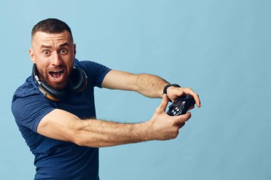 Sakallı, kendine güvenen, genç, arka planlı, hayat tarzı, yakışıklı, arka plan, portre oyuncusu yetişkin erkekler, mutlu, beyaz, oyun oynayan adamlarla yüzleşiyor.