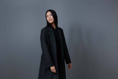 Saçlı kadın, gri palto sonbahar portresi, Asyalı esmer, esmer stüdyo, güz gülüşü, güzel moda model kız güzelliği.