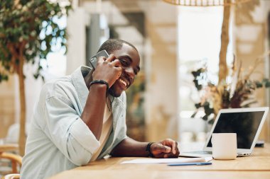 Oturan adam iş adamı iş adamı iş adamı iletişim profesyonel teknoloji telefon kablosuz gülen iş konuşan bilgisayar yakışıklı iş bilgisayarı yakışıklı girişimci modern mutlu genç erkek
